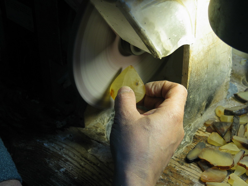 Warsztaty bursztynowe z pokazem szlifowania dla szkol w "Zakątek księżniczki Juraty" klasa do 20 osób